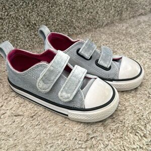 Converse velvet toddler shoes. Size 7. EUC